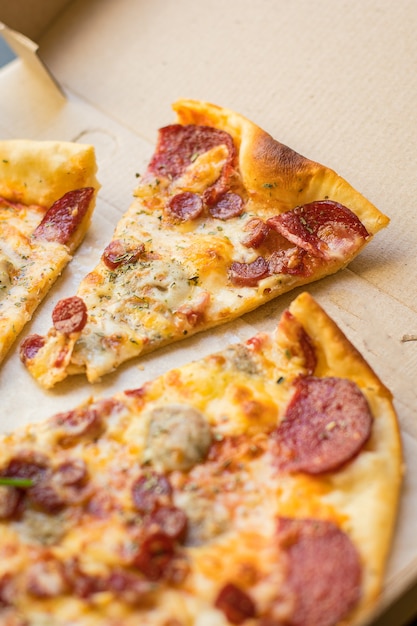 Pizza au salami frais avec fromage et saucisses