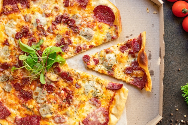 Pizza au salami frais avec fromage et saucisses