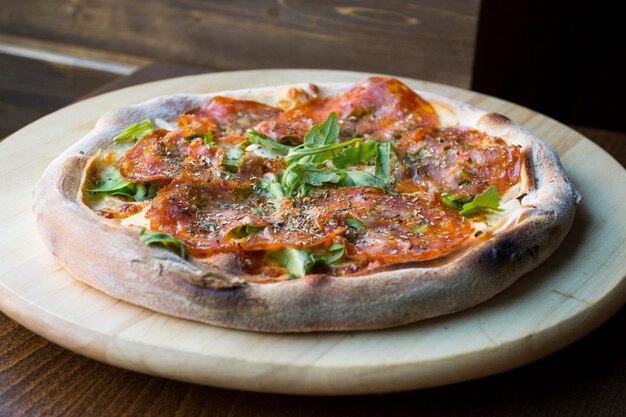 Pizza au salami. Pizza napolitaine à base de salami, fromage et légumes cuits au four.