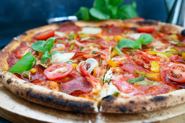 Pizza au salami et tomates