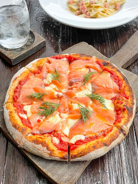 pizza au saumon fumé sur plateau en bois