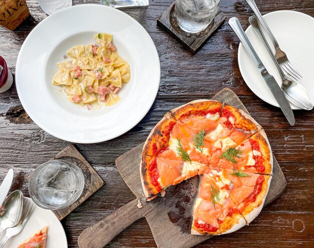 pizza au saumon fumé sur plateau en bois