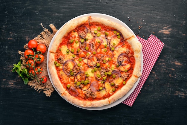 Pizza au thon et à l'oignon Plat traditionnel italien Sur le vieux fond Vue de dessus Espace libre pour votre texte