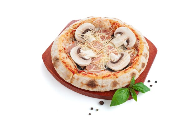 Pizza aux champignons et jambon. Sur un plateau en bois. Décoré de basilic et d'épices. Fond blanc. Isolé.
