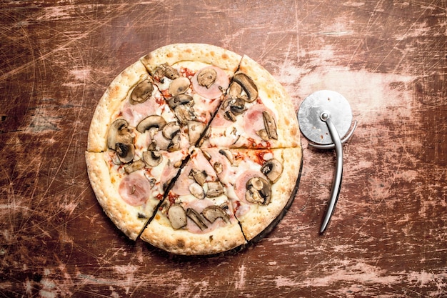 Pizza aux champignons et jambon