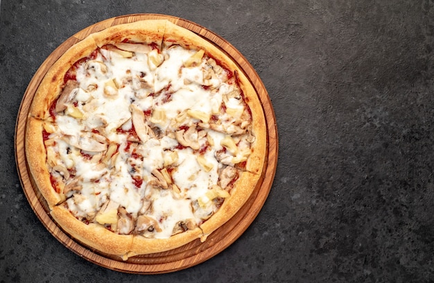 pizza aux champignons de poulet et ananas sur fond de pierre avec espace de copie pour votre texte