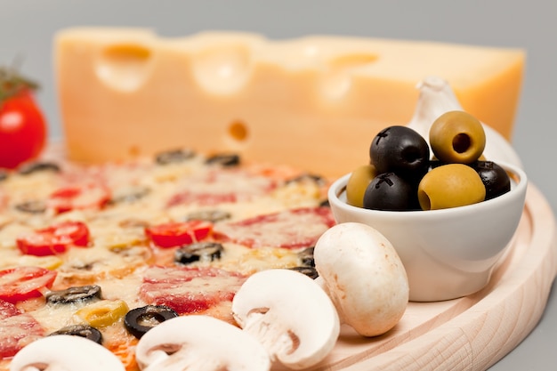 Pizza aux champignons, saucisses et olives