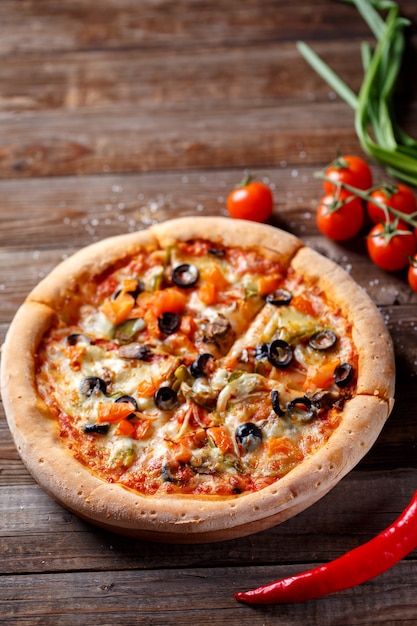 Pizza aux champignons de tomate et olives