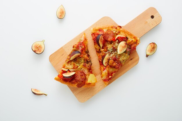 Pizza aux figues sur table blanche