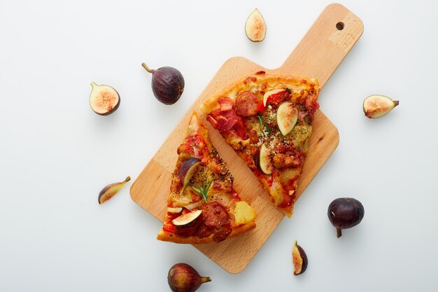 Pizza aux figues sur table blanche