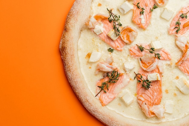 Photo pizza aux fruits de mer crevettes saumon avec fromage mozzarella et gouda avec feta sur une base crémeuse