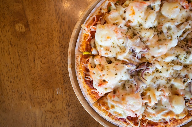 Pizza aux fruits de mer sur un plateau en bois