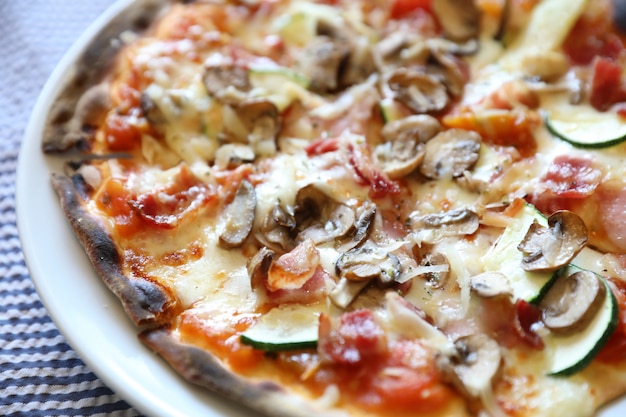 Pizza aux lardons et aux champignons, cuisine italienne