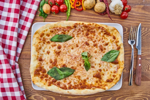 Pizza aux légumes sur la table en bois