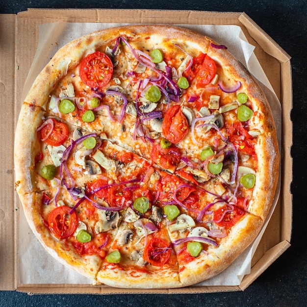 pizza aux légumes tomate, cornichons, champignons, olives végétaliennes ou végétariennes