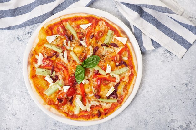 Pizza aux légumes végétariens frais. Délicieux italien traditionnel