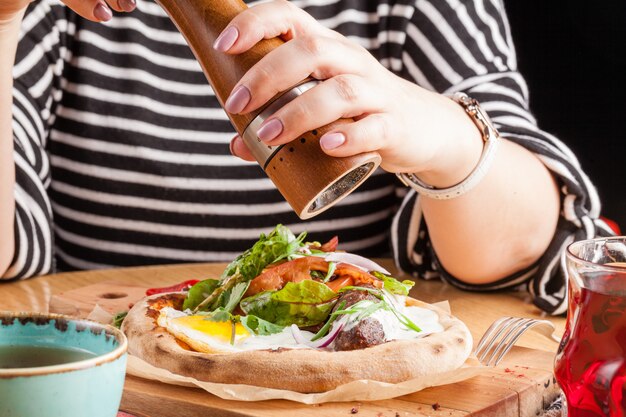 Pizza aux œufs, saucisses et fines herbes