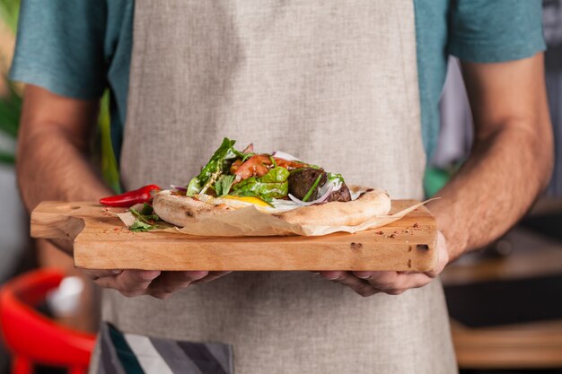 Pizza aux œufs, saucisses et fines herbes