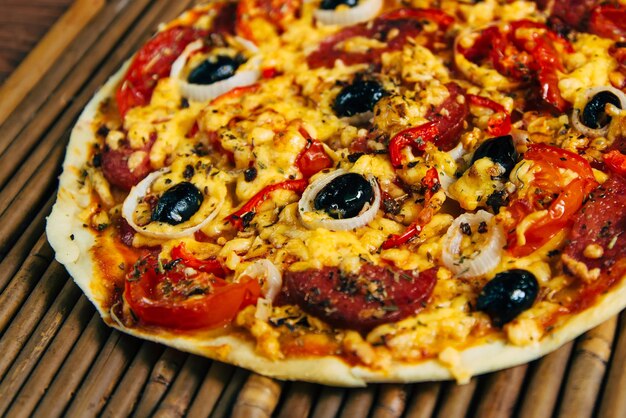 Pizza aux olives au fromage et au salami