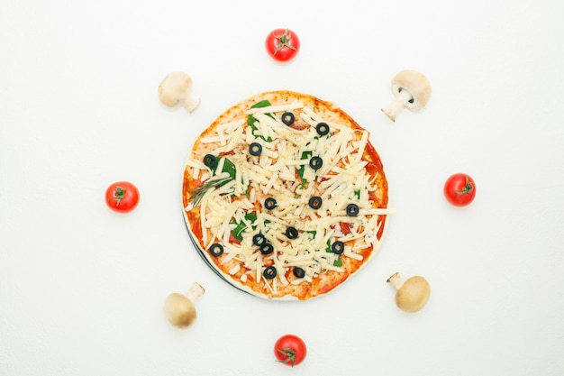 Pizza aux olives sur fond blanc