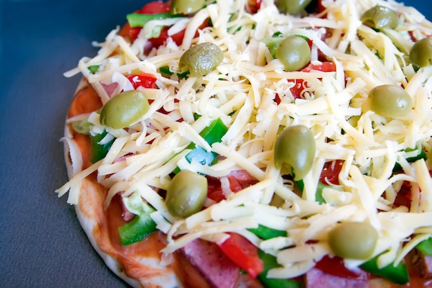 Pizza aux olives, poivre et fromage