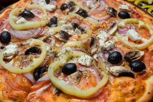 Pizza aux olives poivre. Restauration rapide, suralimentation et concept d'alimentation malsaine.