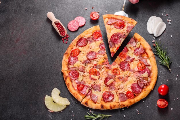 Photo une pizza aux poivrons avec du fromage mozzarella, du jambon salami