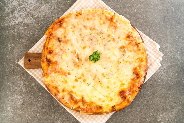 Photo pizza aux quatre fromages