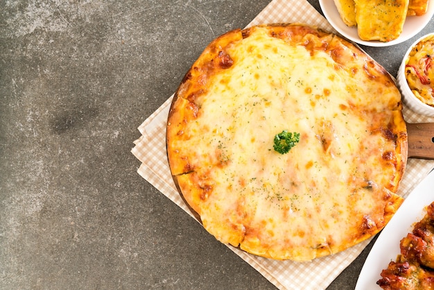 Photo pizza aux quatre fromages