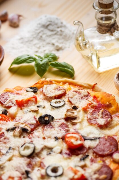 Photo pizza aux saucisses