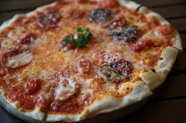 Pizza aux tomates et aubergines, cuisine italienne