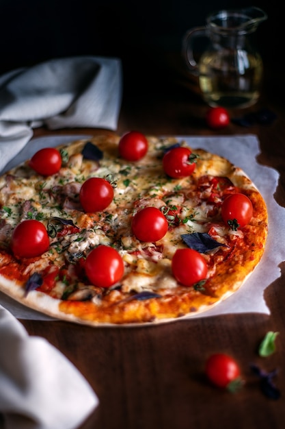 Pizza aux tomates cerises et basilic