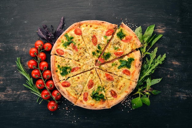 Pizza aux tomates cerises fromage suluguni et basilic Cuisine italienne Sur un fond en bois Espace libre pour le texte Vue de dessus