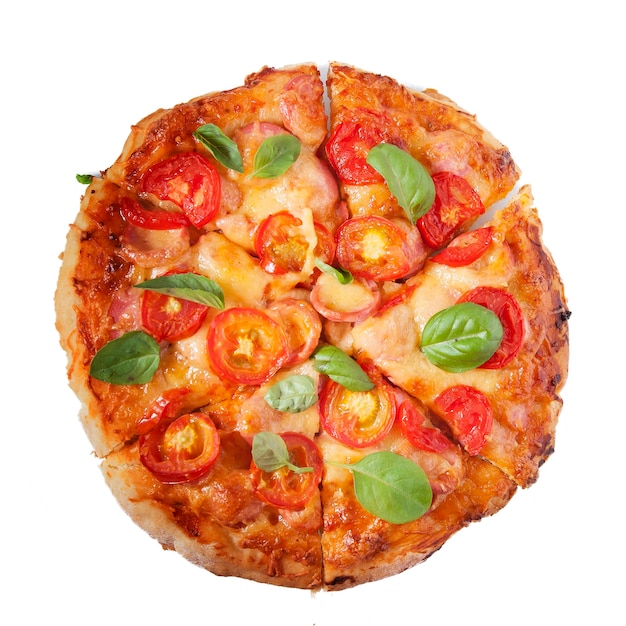 Pizza aux tomates et fromage isolé sur fond blanc