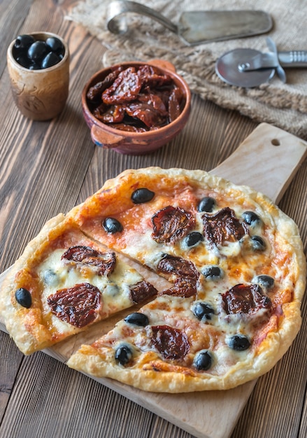 Pizza aux tomates séchées au soleil et mozzarella