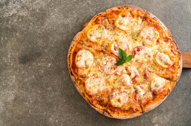 pizza aux tomates sur table