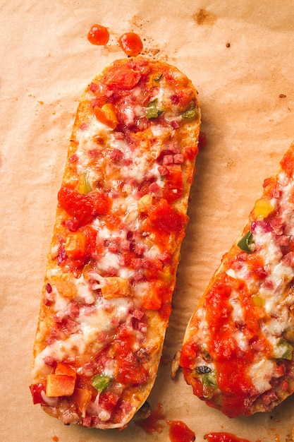 Pizza sur une baguette vue de dessus gros plan aucun peuple fast food street food