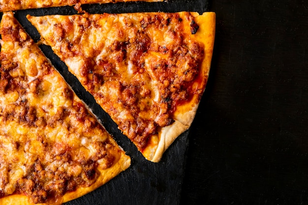 pizza barbacoa sur fondo negro y masa fina (pizza à la barbecue au fond noir et à la masse fine)