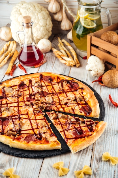 Pizza barbecue pepperoni oignon rouge et mozzarella