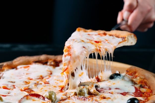 Pizza avec beaucoup de fromage fondant