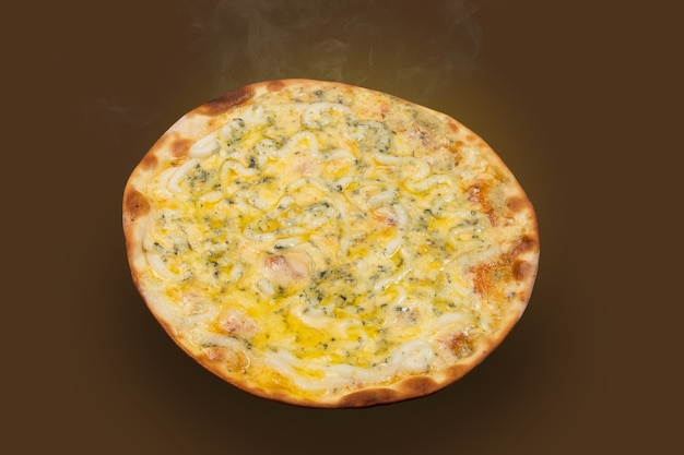 Pizza brésilienne 4 fromages et oignons sur une pelle en bois, vue de dessus