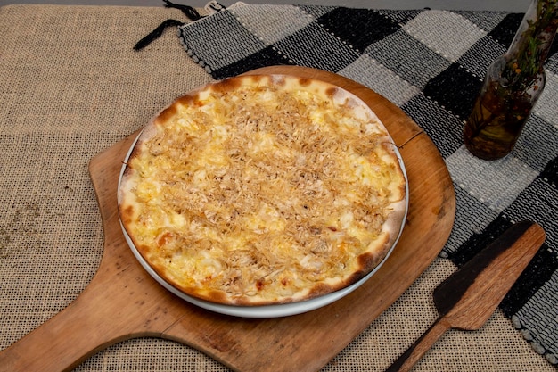 Pizza brésilienne au poulet râpé avec fromage à la crème, vue de dessus