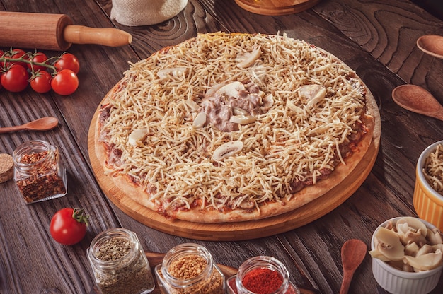 Pizza brésilienne avec mozzarella, bœuf stroganoff et bâtonnets de pommes de terre (Pizza de strogonoff de carne)