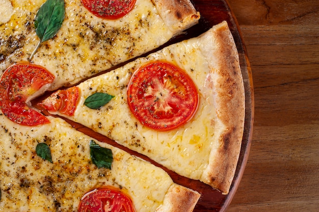 Pizza à la brésilienne avec mozzarella et tomate. Pizza Margherita. Vue de dessus.g