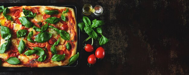 Pizza Caprese. Keto Diet sur fond noir