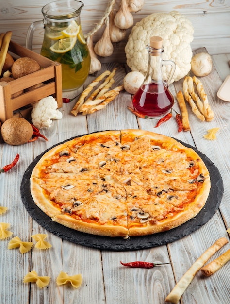 Pizza Capricciosa avec filet de poulet et champignons