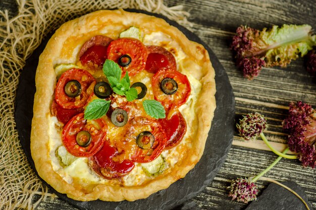 Pizza chaude au fromage sur une planche de bois rustique