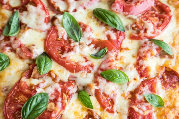 Pizza chaude au pepperoni maison sur une table en bois rustique.