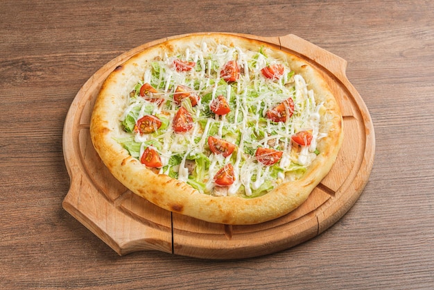 Pizza classique fraîche avec sauce tomate mozzarella poivron chorizo épicé sur fond bois