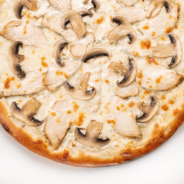 Photo pizza close up avec sauce aux champignons viande blanche et fromage isolé sur fond blanc copyspace vue de dessus